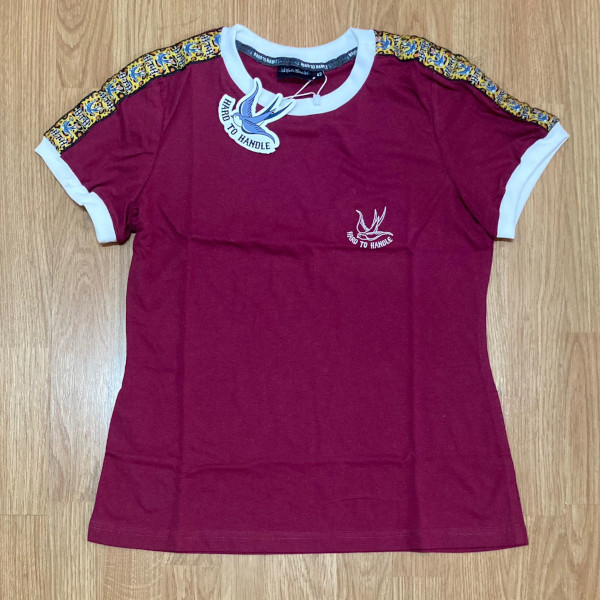 CAMISETA GRANATE RIBETE LEOPARDO Y ESCUDO CHICA HTH