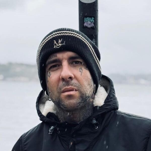 GORRO NEGRO RAYAS / BORDADO BEIGE