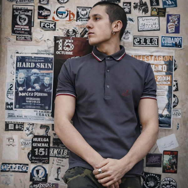 POLO GRIS DETALLE ROJO/BLANCO HTH