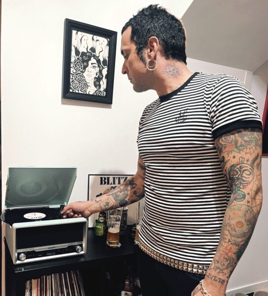 CAMISETA HARD TO HANDLE RAYAS BLANCAS Y NEGRAS