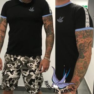 CAMISETA HARD TO HANDLE NEGRA RIBETE AZUL