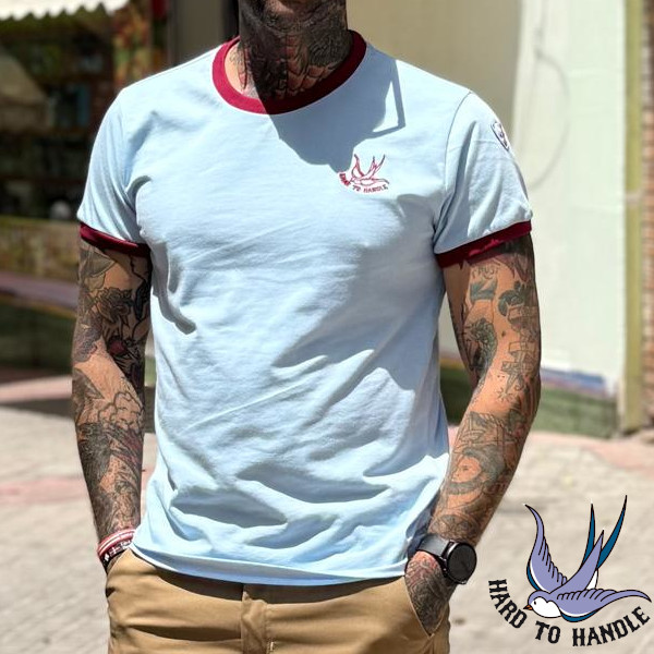 CAMISETA AZUL CELESTE RIBETE GRANATE