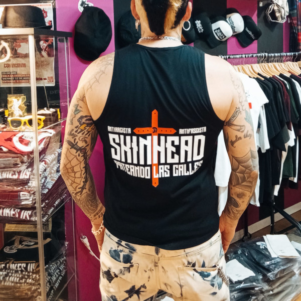 CAMISETA TIRANTES SKINHEAD PATEANDO LAS CALLES